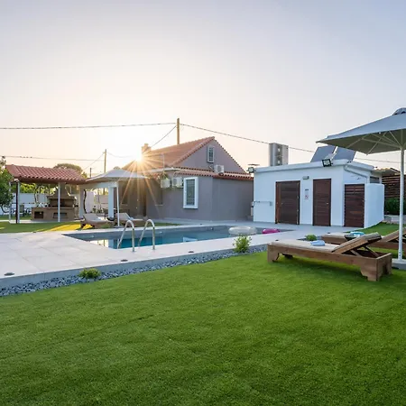 Private Pool Retreat - Georgia's Garden Oasis Villa *