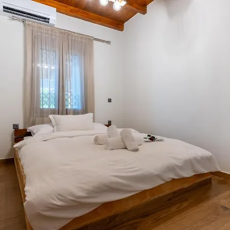 Villa Private Pool Retreat - Georgia's Garden Oasis Alonia