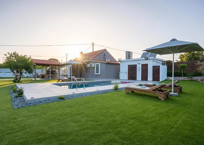 Private Pool Retreat - Georgia's Garden Oasis Villa *