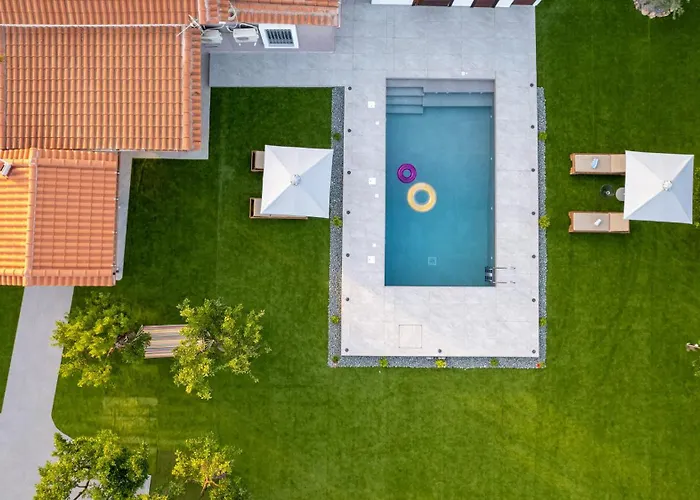 Villa Private Pool Retreat - Georgia's Garden Oasis